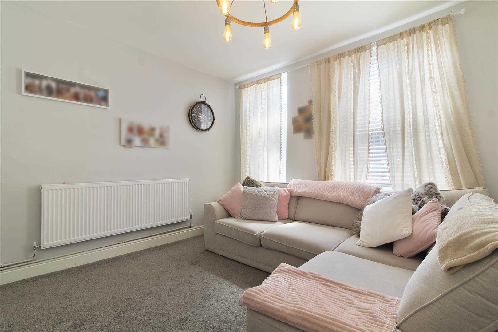 3 bed property in Chapel Road, Chesterfield